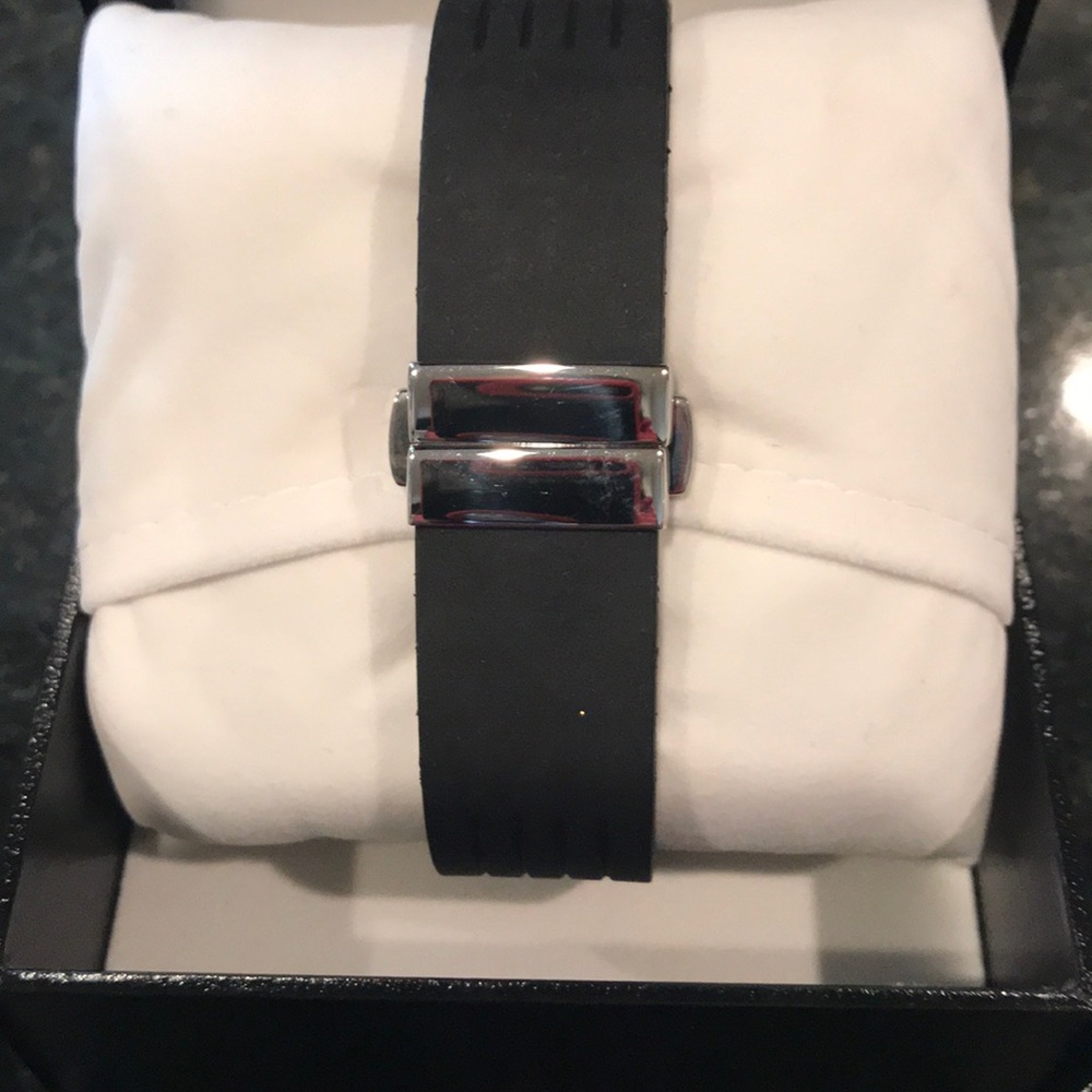 WATCH’S - Picture 4 of 5